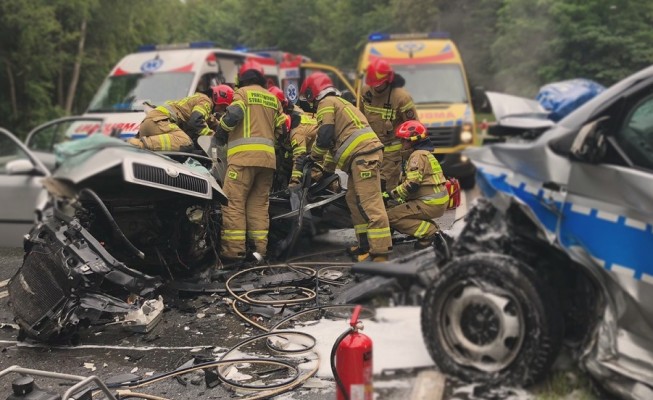 Policjanci w szpitalu, kierowca skody nie żyje