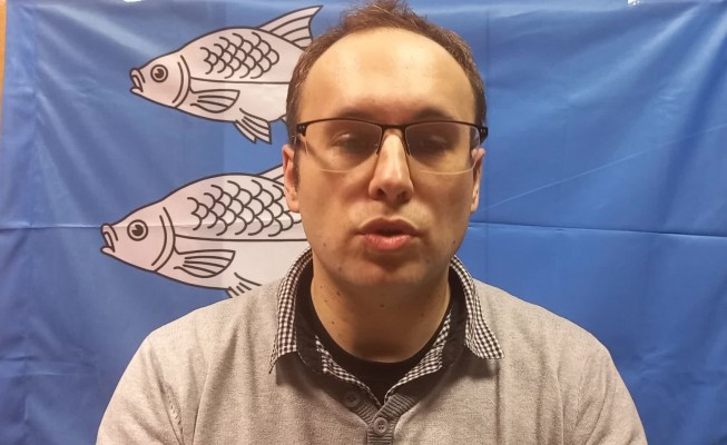 Naładowany pistolet przy głowie radnego